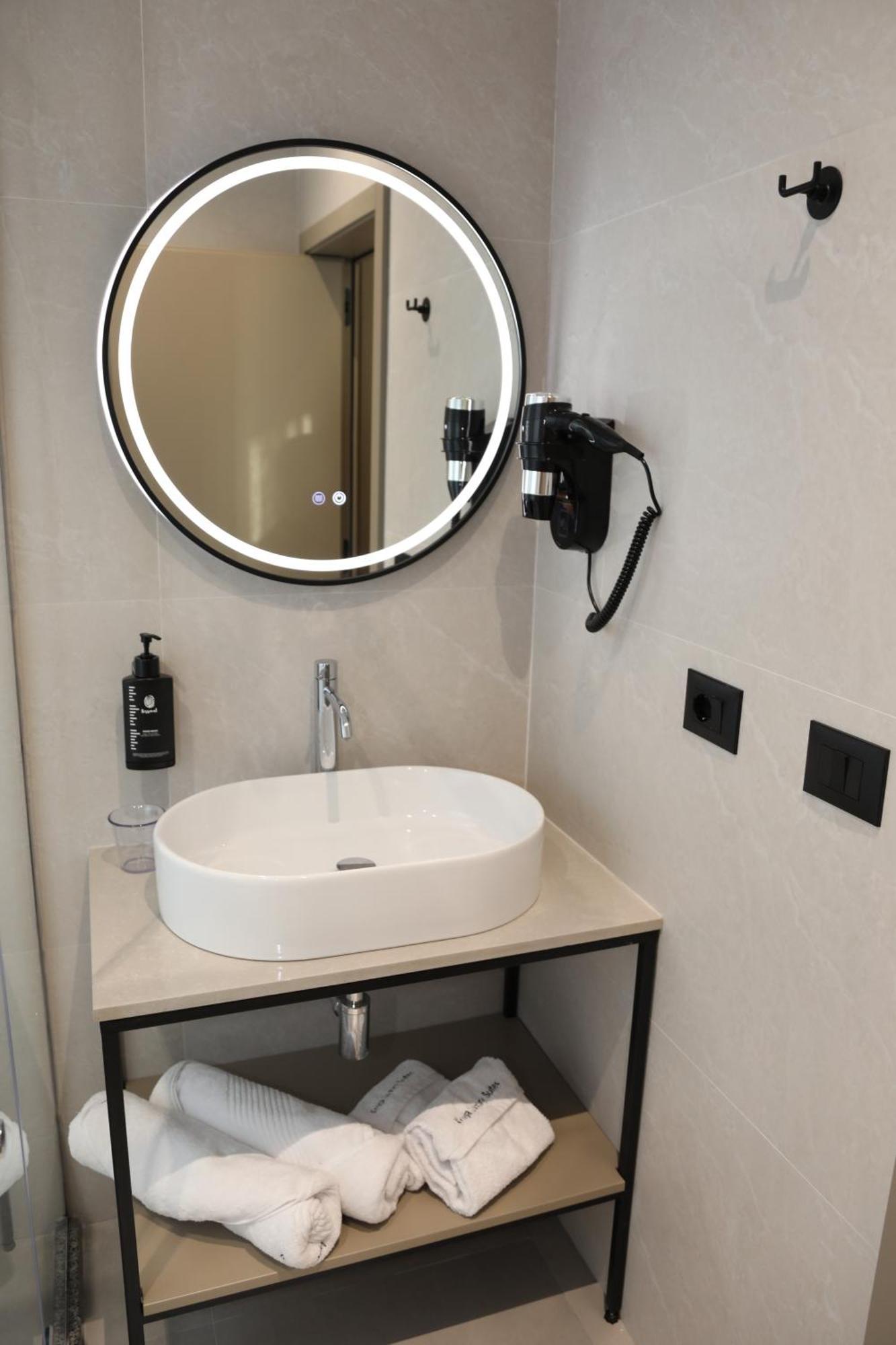 Kruja Luxury Suites الغرفة الصورة